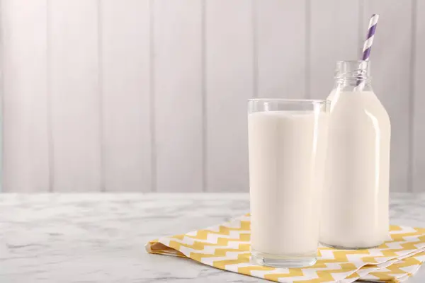 Посуда Вкусным Молоком Белом Мраморном Столе Место Текста — стоковое фото