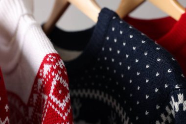 Farklı Noel kazakları askıda asılı, yakın plan