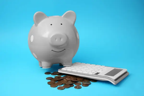 Piggy Banco Moedas Calculadora Fundo Azul Claro — Fotografia de Stock
