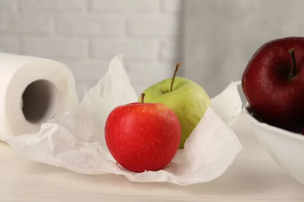 가벼운 테이블에 신선한 사과와 — 스톡 사진