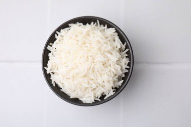 Beyaz masada bir kase lezzetli pirinç, üst manzara.