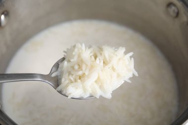 Lezzetli pirinç lapalı kaşık, yakın plan.