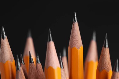 Siyah arkaplanda birçok grafit kalem, makro görünüm
