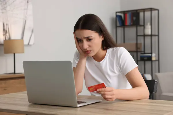 Zdenerwowana Kobieta Kartą Kredytową Używająca Laptopa Przy Stole Domu Uważaj — Zdjęcie stockowe