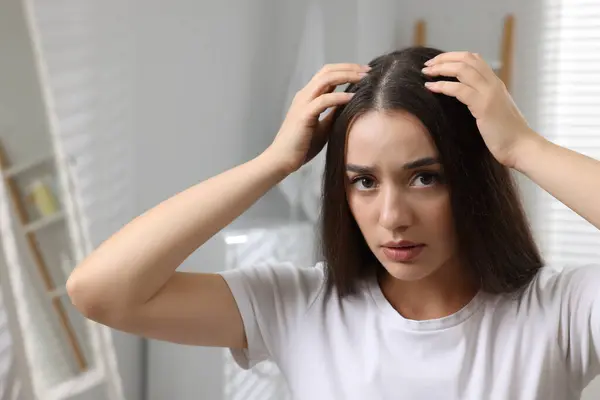 Érzelmes Aki Otthon Vizsgálja Haját Fejbőrét Korpásodás Problémája — Stock Fotó