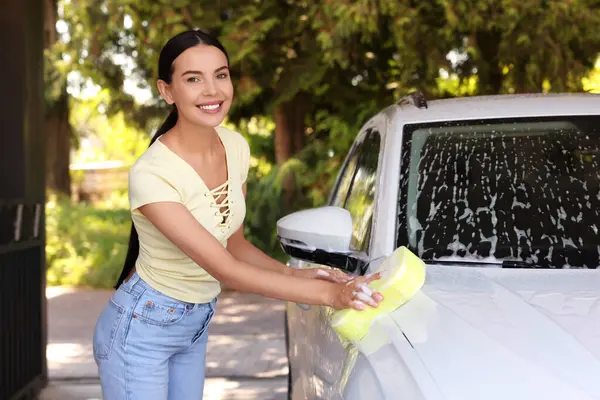 Χαμογελαστή Γυναίκα Πλύσιμο Αυτοκινήτων Σφουγγάρι Υπαίθριο Πλυντήριο Αυτοκινήτων — Φωτογραφία Αρχείου