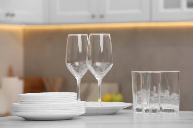 Mutfaktaki aydınlık masada temiz tabaklar.