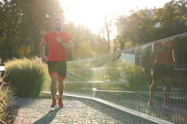 Güneşli bir günde dışarı koşan bir adam. Metin için boşluk