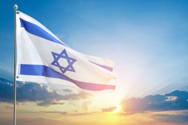 İsrail 'in ulusal bayrağı bulutlu mavi gökyüzüne karşı