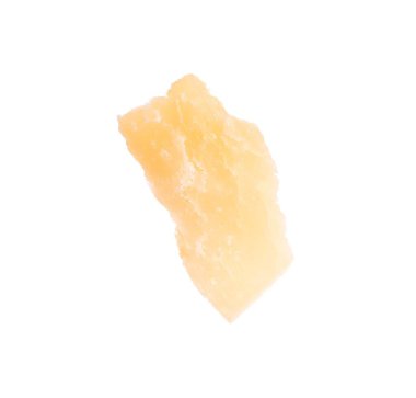 Bir parça lezzetli parmesan peyniri beyaza izole edilmiş.