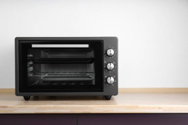 İçerideki ahşap masada bir elektrikli fırın. Metin için boşluk