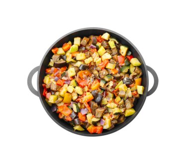 Pişirme kabında leziz ratatouille beyaz, üst manzara izole