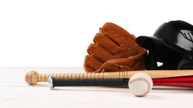 Beyzbol eldiveni, sopalar, top ve kask tahta masada beyaz arka planda.