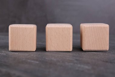 Uluslararası Standartlaştırma Örgütü. Gri desenli tabloda ISO kısaltması olan küpler