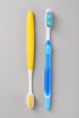 Açık arkaplanda farklı diş fırçaları, düz yatış