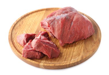 Çiğ et parçaları beyaza izole edilmiş.