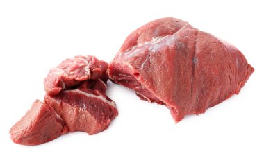 Çiğ et parçaları beyaza izole edilmiş.