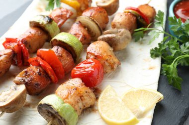 Mantarlı, domatesli ve kabaklı enfes şiş kebaplar, yakın plan.