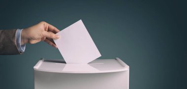 Kadın oyunu oy sandığına koyuyor. Renkli arka planda, yakın plan. Metin için alanı olan pankart tasarımı