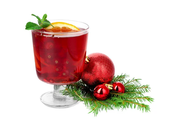 Camla kaplanmış Aromatik Noel Sangriası ve beyaz üzerine izole edilmiş şenlik dekoru.