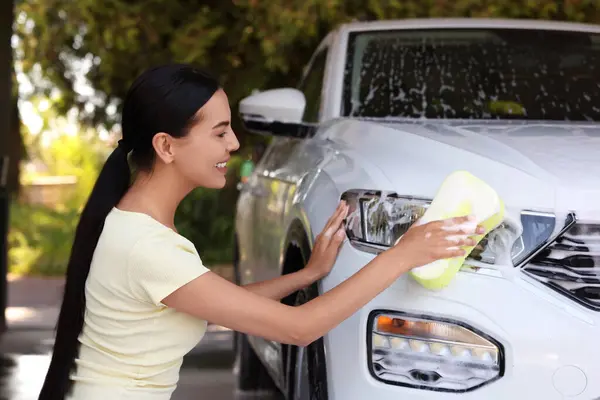 Γυναίκα Πλύσιμο Αυτοκινήτων Σφουγγάρι Υπαίθριο Πλυντήριο Αυτοκινήτων — Φωτογραφία Αρχείου