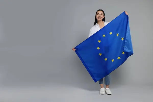 Mulher Segurando Bandeira União Europeia Fundo Cinza Claro Espaço Para — Fotografia de Stock