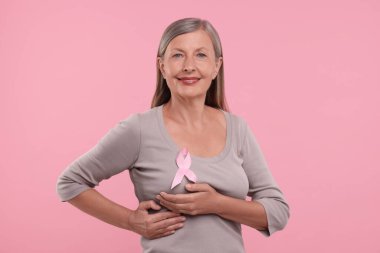 Pembe kurdeleli, son sınıf güzeli bir kadın. Göğüs kanseri farkındalığı