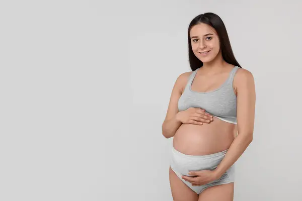 Krásná Těhotná Žena Pohodlném Mateřství Spodní Prádlo Šedém Pozadí Prostor — Stock fotografie