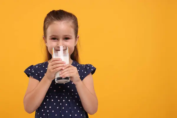 Симпатична Дівчина Склянкою Свіжого Молока Помаранчевому Фоні Простір Тексту — стокове фото