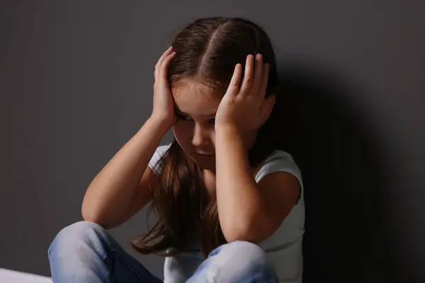 Kindesmissbrauch Aufgebrachtes Kleines Mädchen Nahe Grauer Wand Stockfoto
