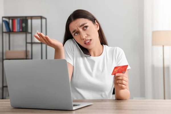 Mujer Confusa Con Tarjeta Crédito Hablando Por Teléfono Delante Computadora —  Fotos de Stock