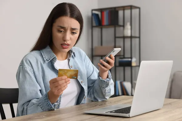 Zdezorientowana Kobieta Kartą Kredytową Smartfonem Laptopem Przy Stole Domu Uważaj — Zdjęcie stockowe
