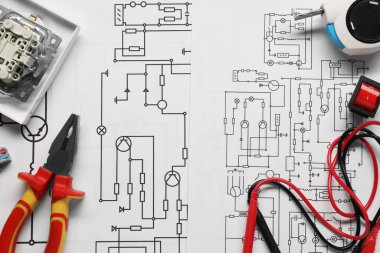 Elektrik teçhizatı ve kablo şeması üzerine pense, düz konum