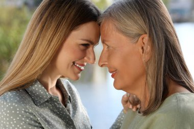 Mutlu anne ve kızın aile portresi. Birlikte dışarıda vakit geçiriyorlar. Kapalı kapılar ardında.