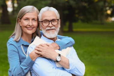 Sevecen son sınıf çifti parkta birlikte vakit geçiriyorlar, mesajlaşmak için yer var. Romantik randevu
