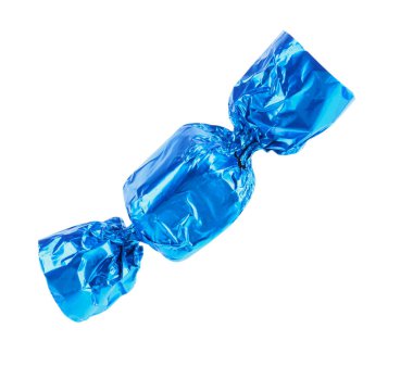 Beyaz üzerine izole edilmiş açık mavi ambalajlı lezzetli şekerler.