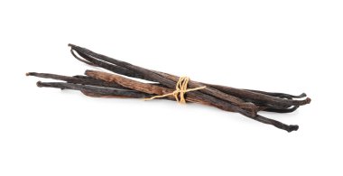 Birçok aromatik vanilya kabuğu beyaza izole edilmiş.