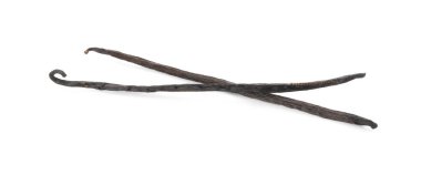 Beyaz üzerine izole edilmiş iki aromatik vanilya kabuğu.