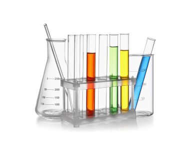 Cam matara, deney tüpü ve beyaz renkli sıvılarla izole edilmiş test tüpleri
