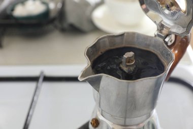 Moka pot 'ta ocak içinde aromatik kahve demlemek, yakın plan. Metin için boşluk