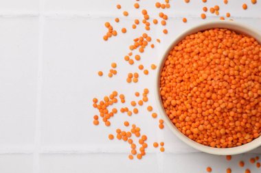 Tabakta çiğ kırmızı mercimek var. Masanın üstünde, üst tarafta. Metin için boşluk