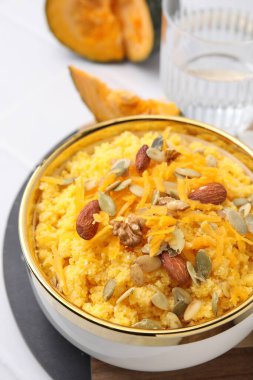 Fındıklı mısır unu, kabak ve tohumlar beyaz masada, yukarıda.