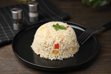 Tahta masada servis edilen, sebzeli ve maydanozlu leziz bulgur.