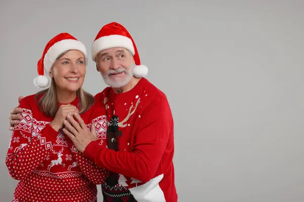Joyeux Couple Personnes Âgées Pulls Noël Chapeaux Père Noël Sur — Photo