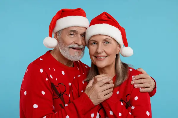 Couple Aîné Pulls Noël Chapeaux Père Noël Sur Fond Bleu — Photo