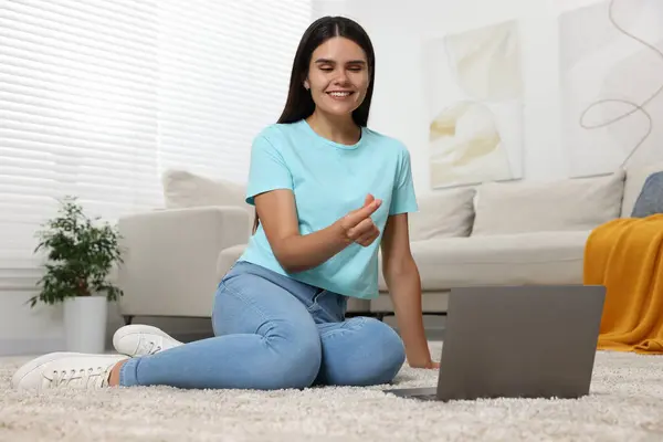 Ευτυχισμένη Νεαρή Γυναίκα Που Κάνει Βιντεοκλήση Μέσω Φορητού Υπολογιστή Στο — Φωτογραφία Αρχείου