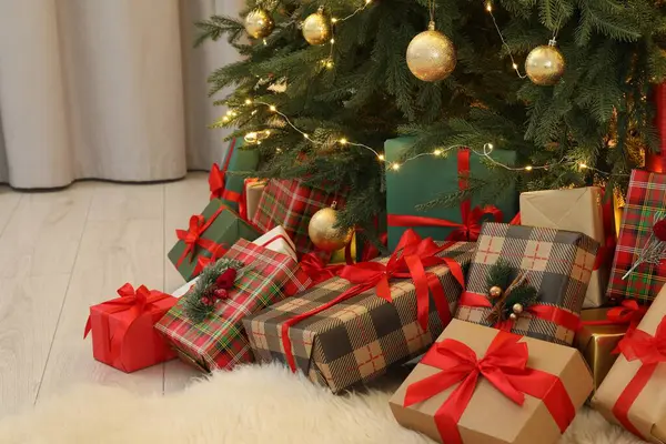 Muitas Caixas Presente Sob Bela Árvore Natal Quarto — Fotografia de Stock
