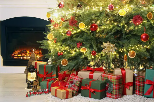 自宅の暖炉近くにたくさんのギフトボックス 装飾的な要素 クリスマスツリー — ストック写真