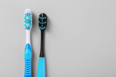 Arka planda farklı diş fırçaları, düz yatış. Metin için boşluk