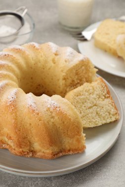 Gri masada taze pişmiş enfes sünger keki, yakın plan.